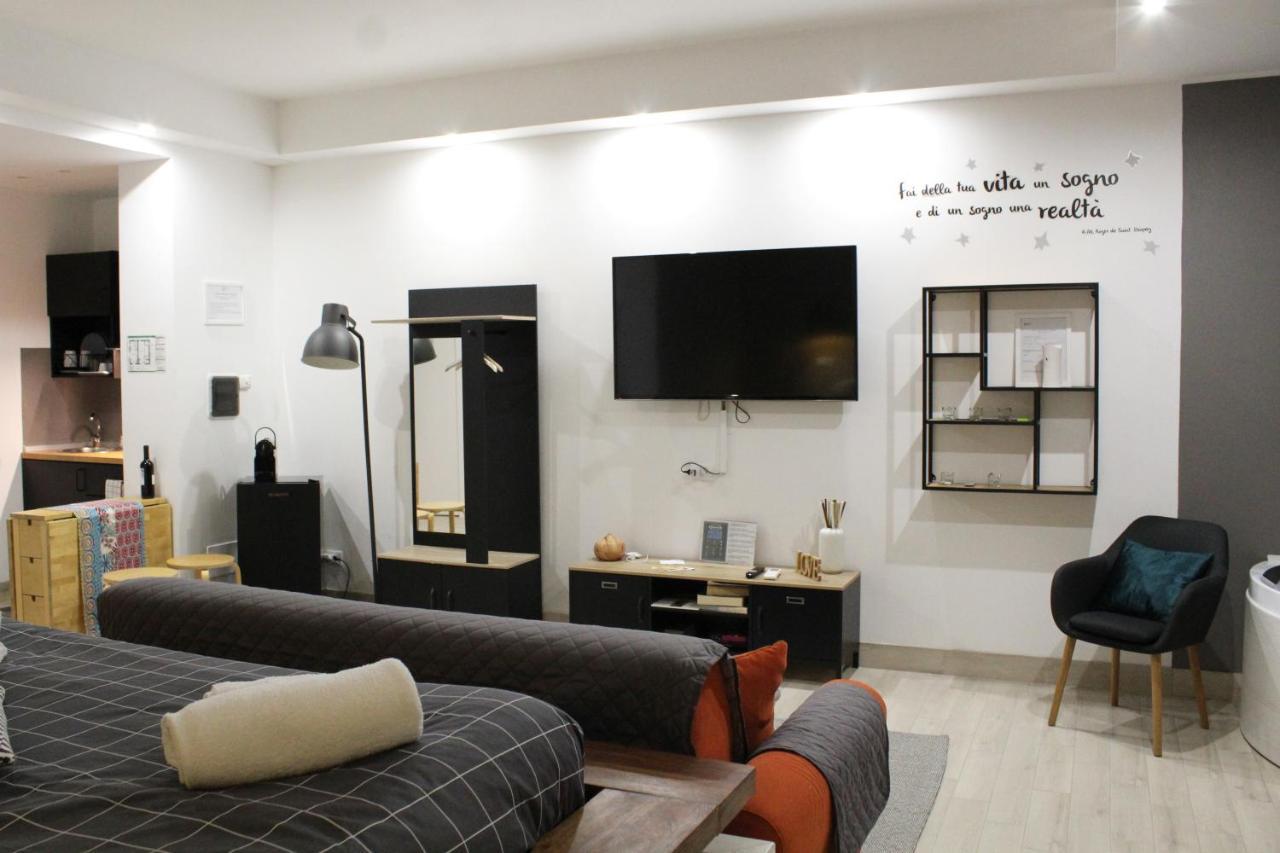 Aparthotel La Petite Famille Corchiano Esterno foto